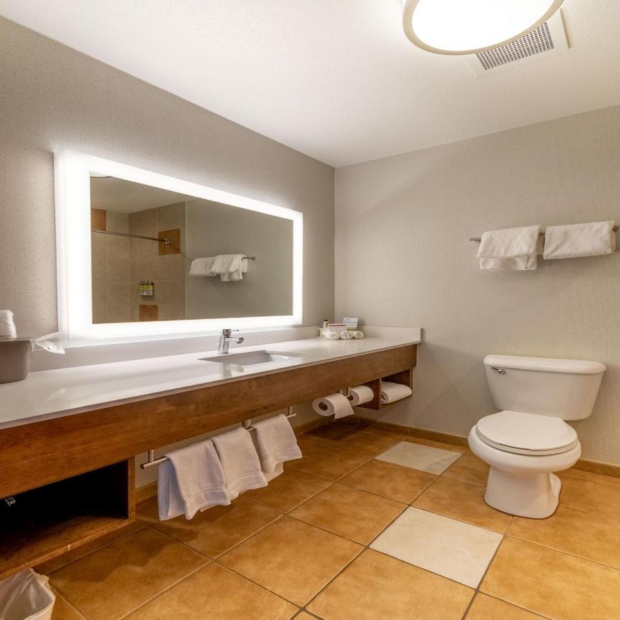 Express & I-70/exit 359 By Ihg Hotel Limon