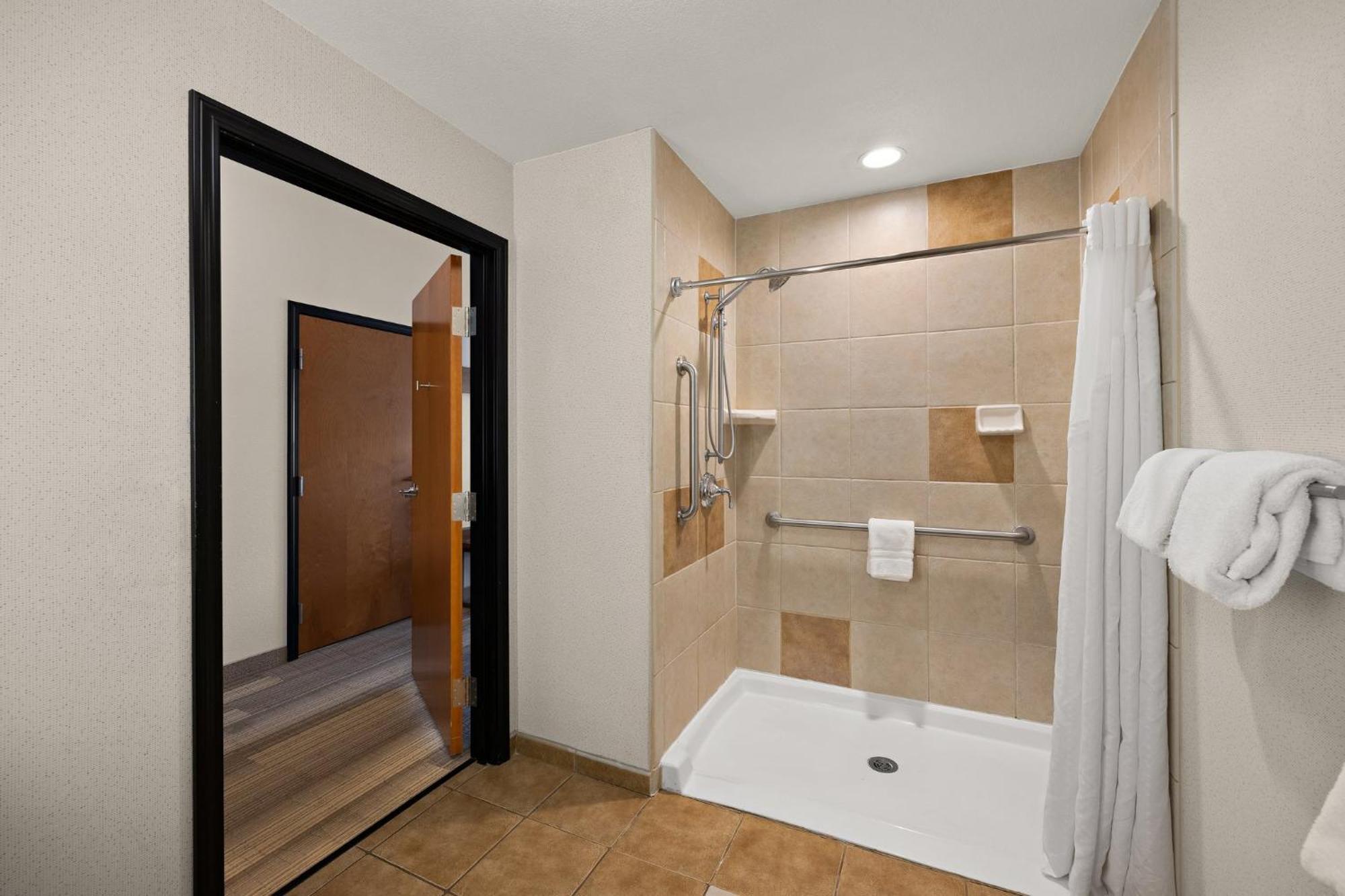 Hotel Express & I-70/exit 359 By Ihg 2*