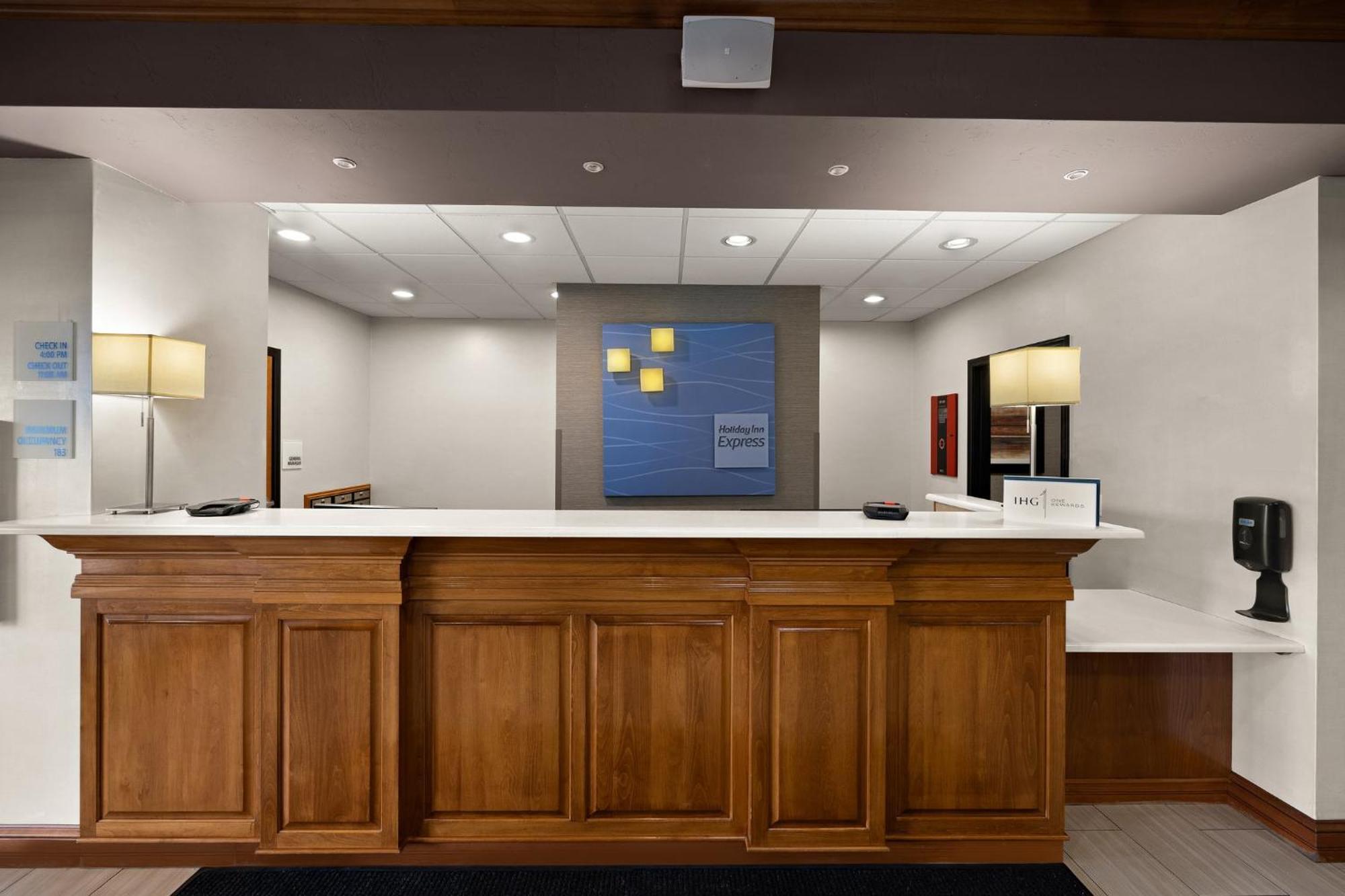 Hotel Express & I-70/exit 359 By Ihg 2*