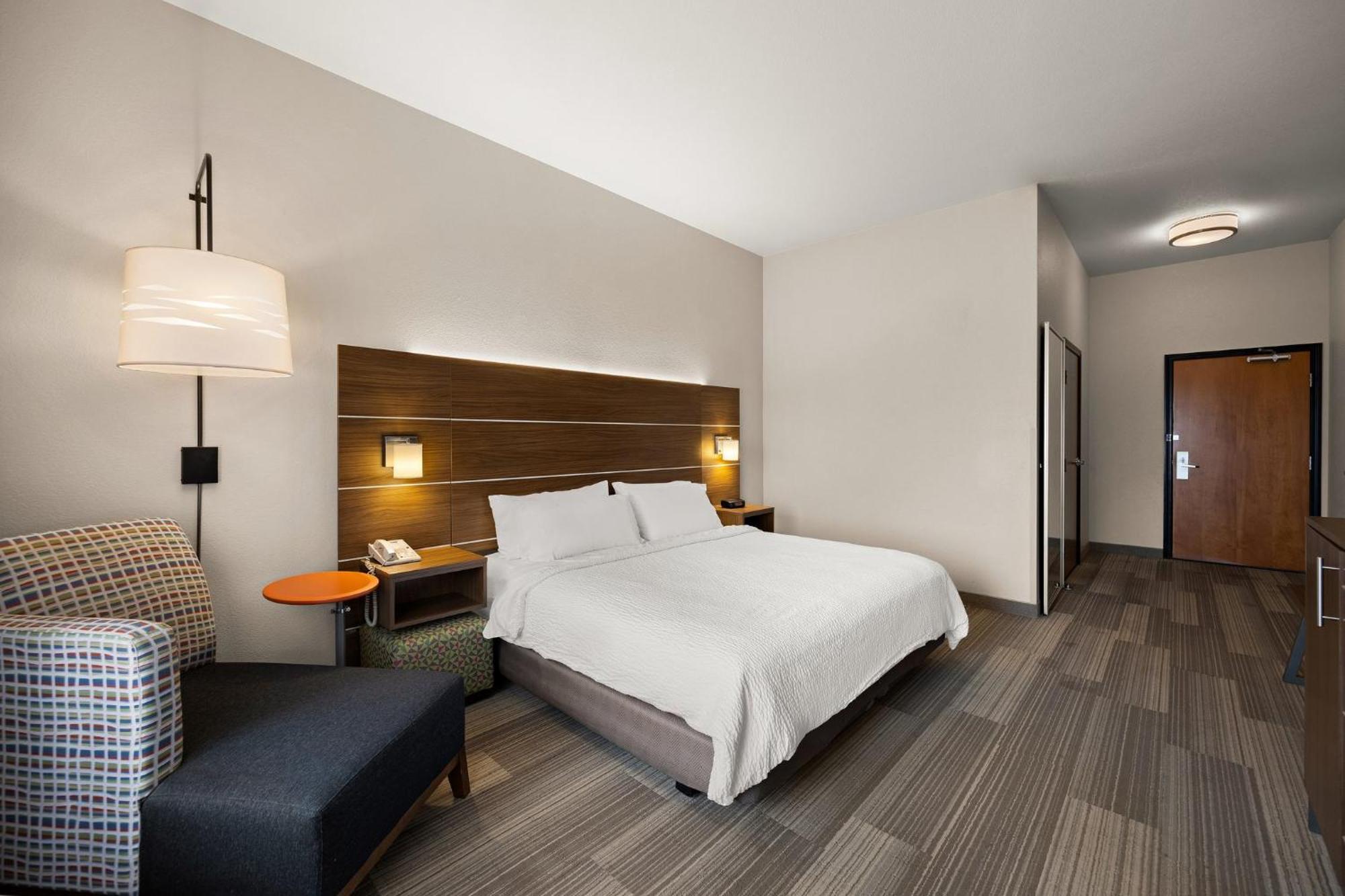 Hotel Express & I-70/exit 359 By Ihg Limon