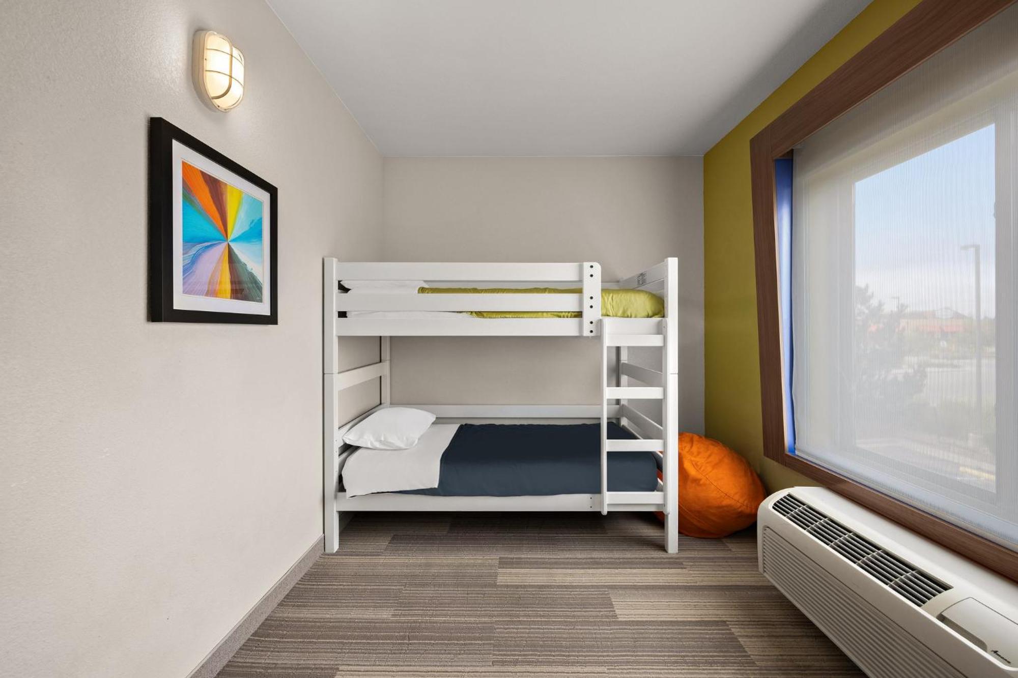 Express & I-70/exit 359 By Ihg Hotel Limon